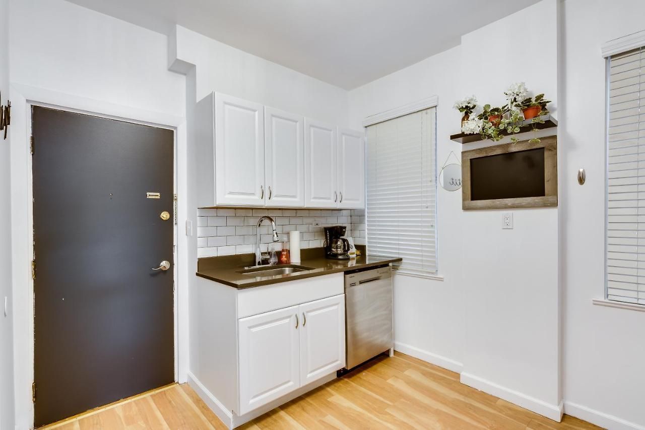 Cozy 2br West Town Apt, Ideal For Mid-term Apartment Chicago