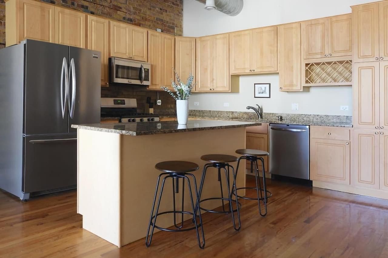 Breathtaking Getaway In Prime Lakeview Location! Chicago