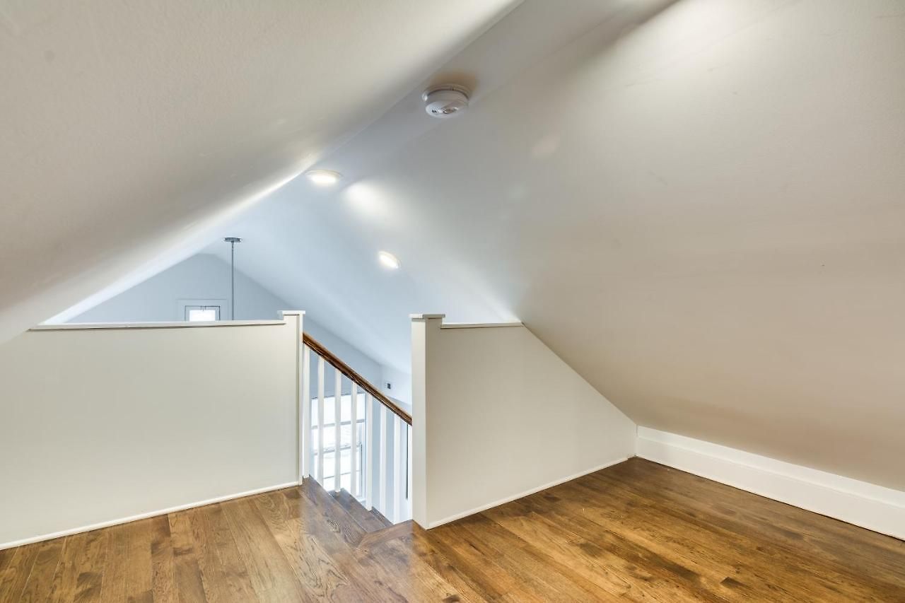 Apartment Old Town At It's Finest! Pet Friendly & Recently Renovated Top-floor Has Everything Need For A Perfect Windy Getaway