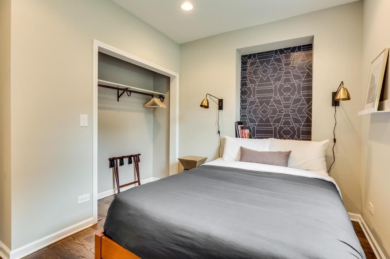 Vibrant & Stylish 4 Bed Condo Near Humboldt Park Apartment