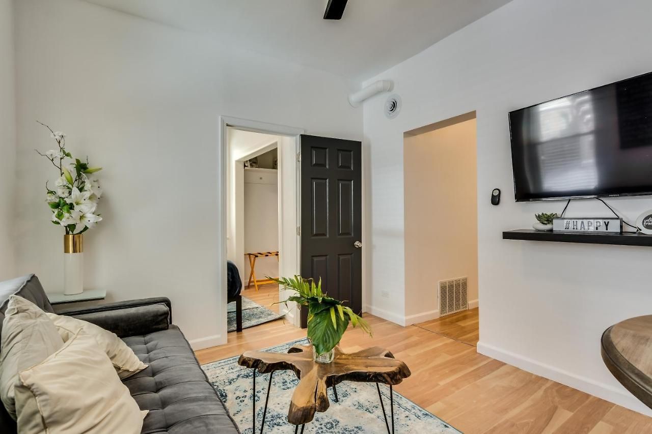 Cozy 2br West Town Apt, Ideal For Mid-term *