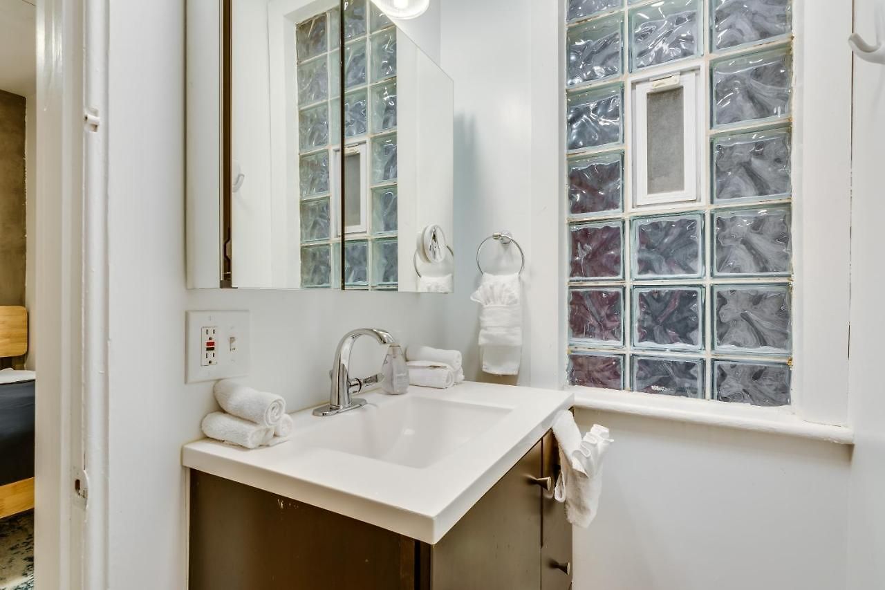 Cozy 2br West Town Apt, Ideal For Mid-term *