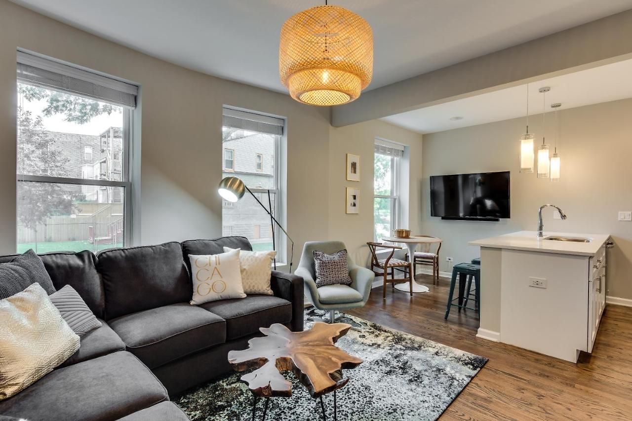 Vibrant & Stylish 4 Bed Condo Near Humboldt Park