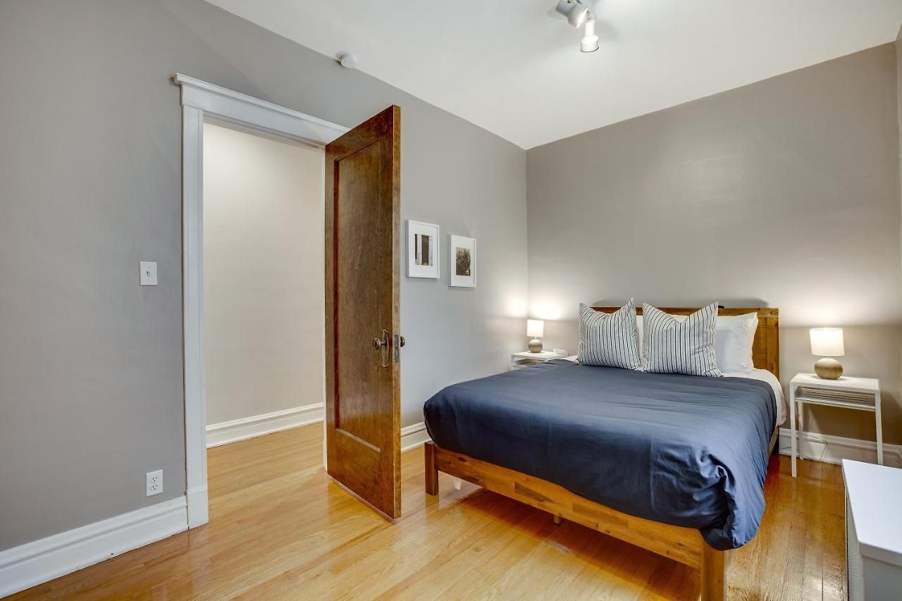 Comfortable Vintage North Side Retreat For 8 Chicago