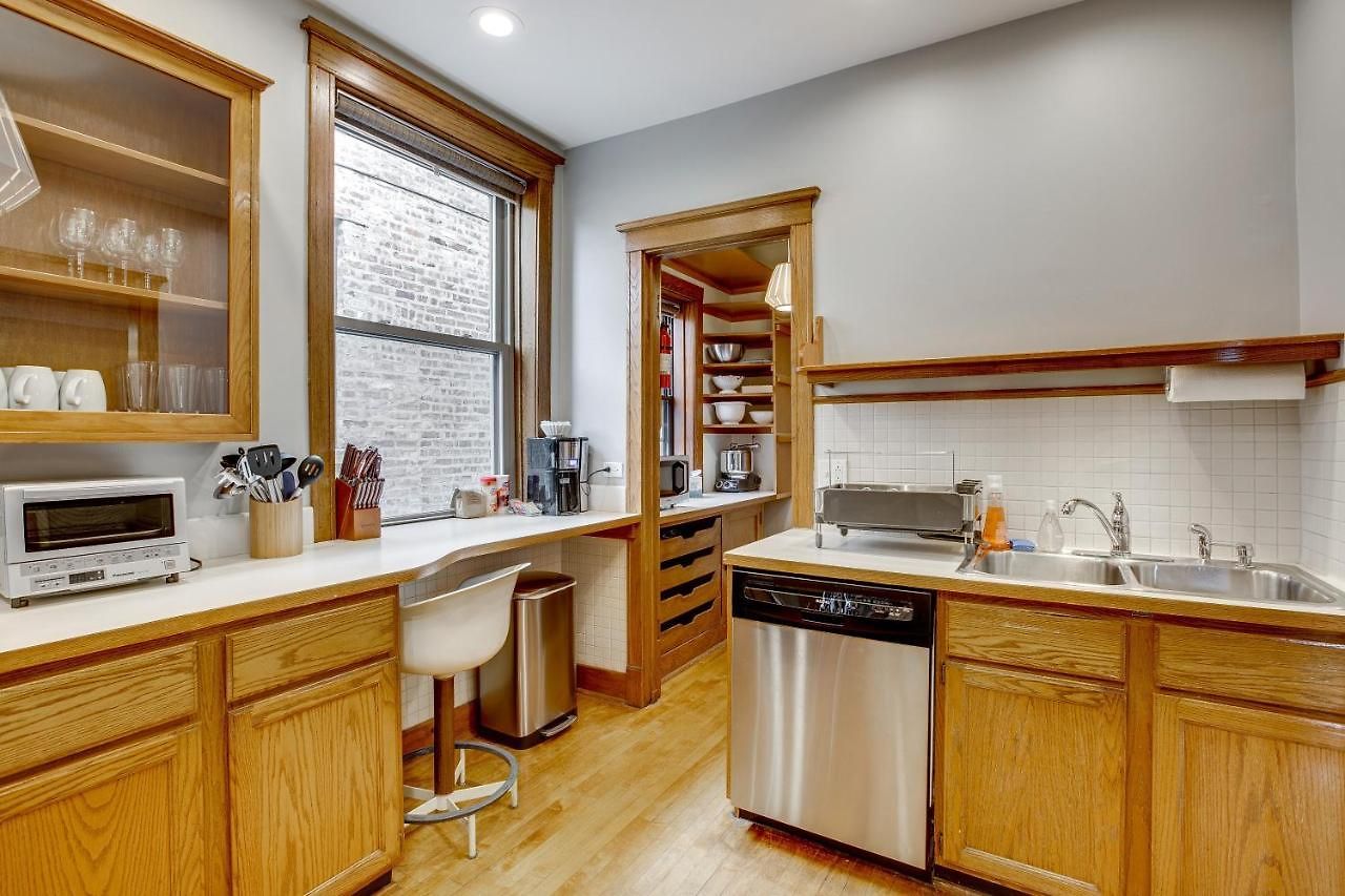 Comfortable Vintage North Side Retreat For 8