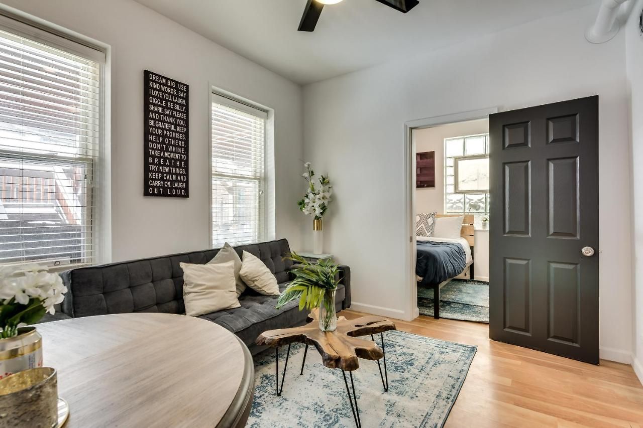 Cozy 2br West Town Apt, Ideal For Mid-term Apartment *