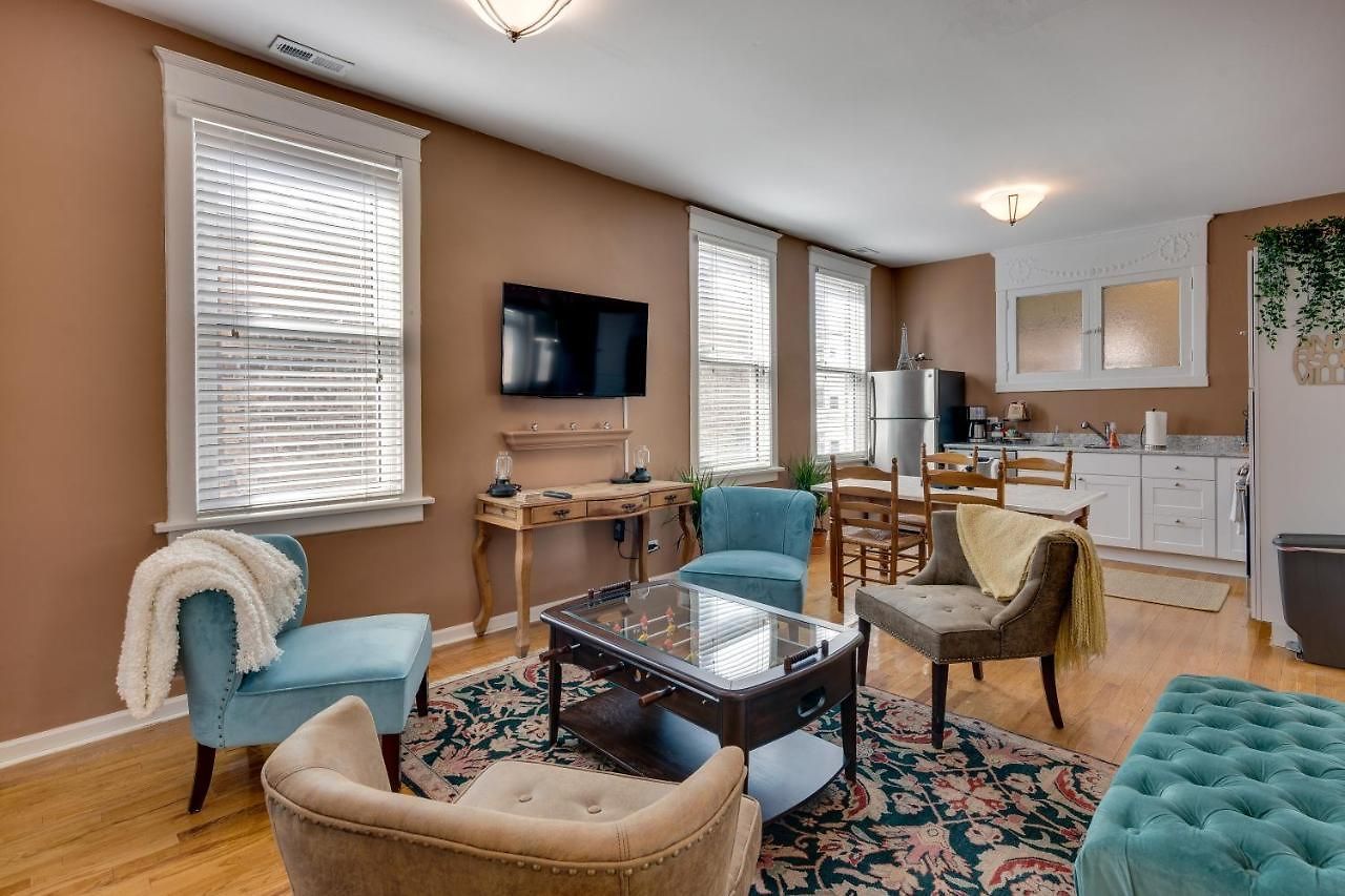 Warm & Comforting 4Br 2Ba In Andersonville Apartment