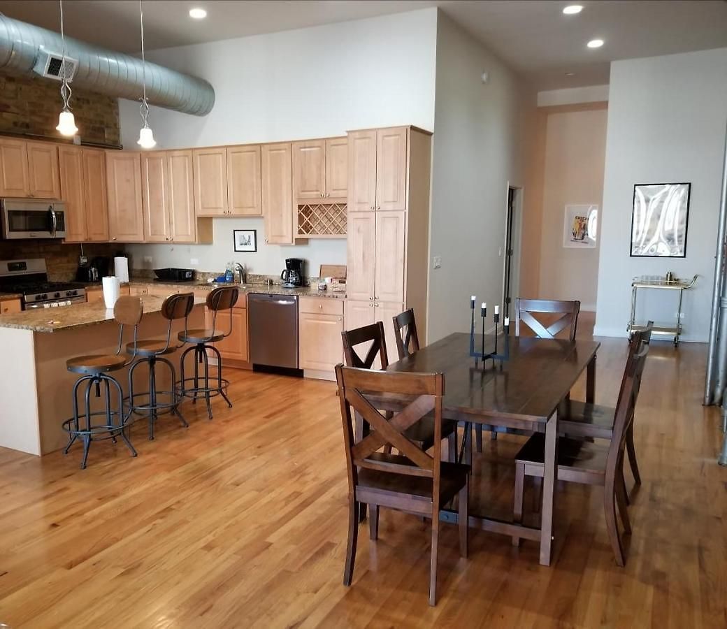 Breathtaking Getaway In Prime Lakeview Location! Apartment *