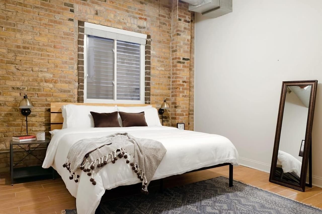 Apartment Breathtaking Getaway In Prime Lakeview Location! Chicago