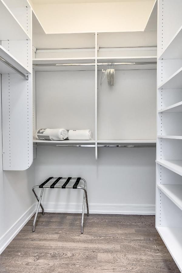 Sheridan Park Stunner! No Matter If Are In Town For Business Or Fun Has Covered Apts Apartment