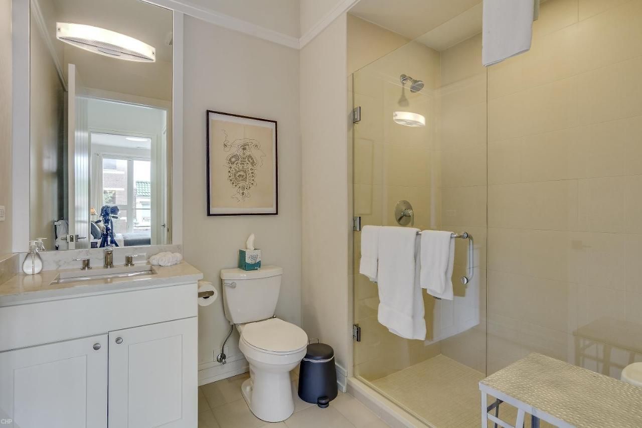 Apartment Sheridan Park Stunner! No Matter If Are In Town For Business Or Fun Has Covered Apts Chicago