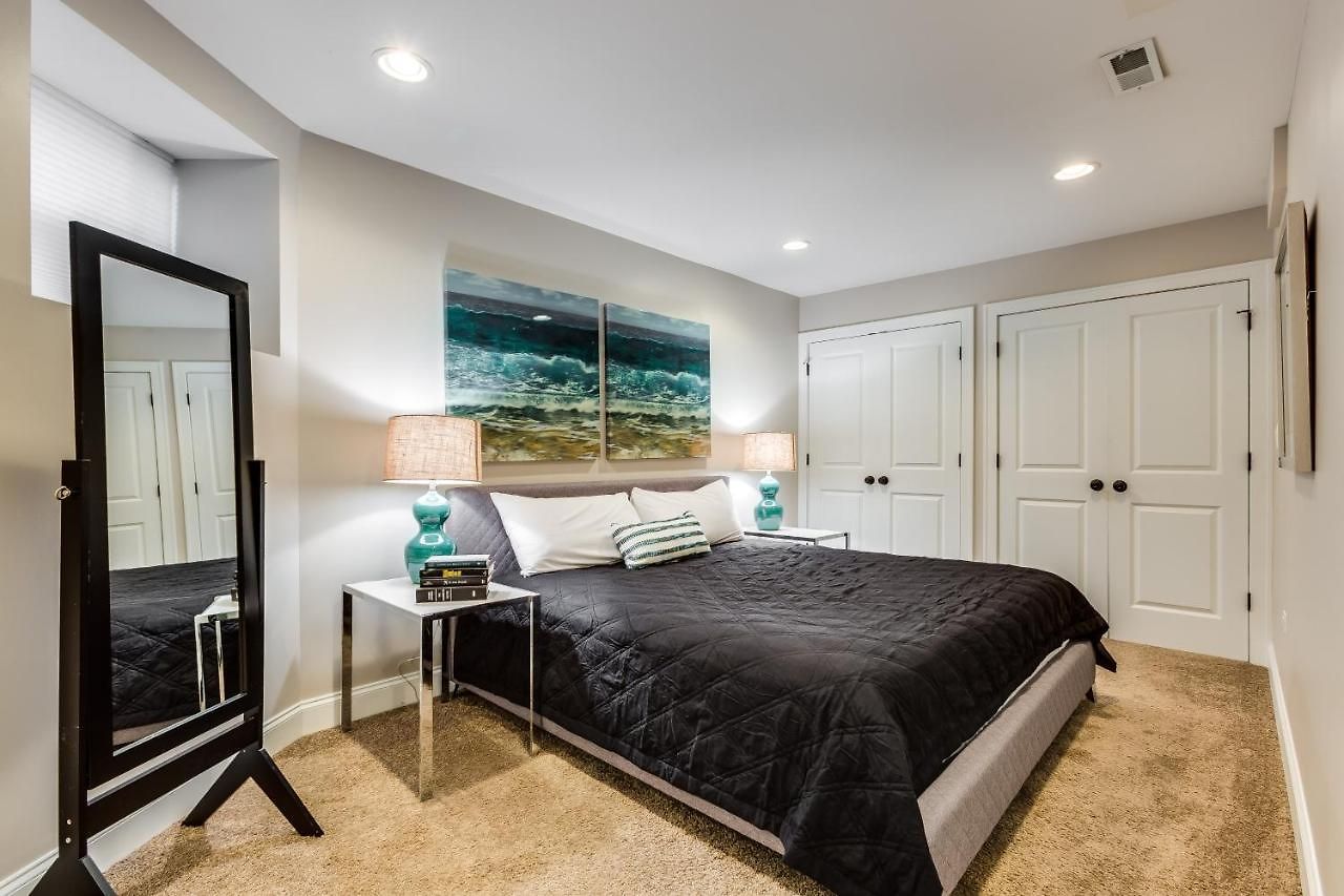 Garage Parking! Walk To Logan Square Station Great Local Restaurants And Bars Chicago