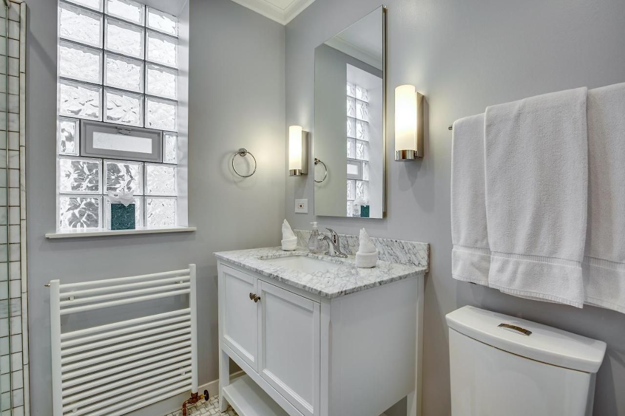Comfortable Vintage North Side Retreat For 8 *