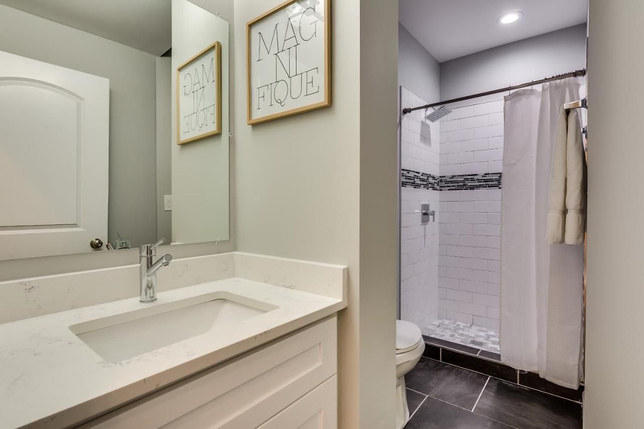 Vibrant & Stylish 4 Bed Condo Near Humboldt Park *