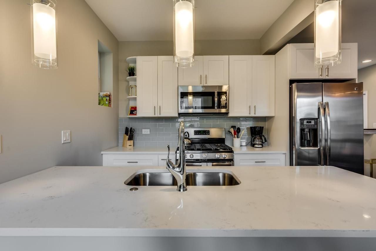 Vibrant & Stylish 4 Bed Condo Near Humboldt Park *