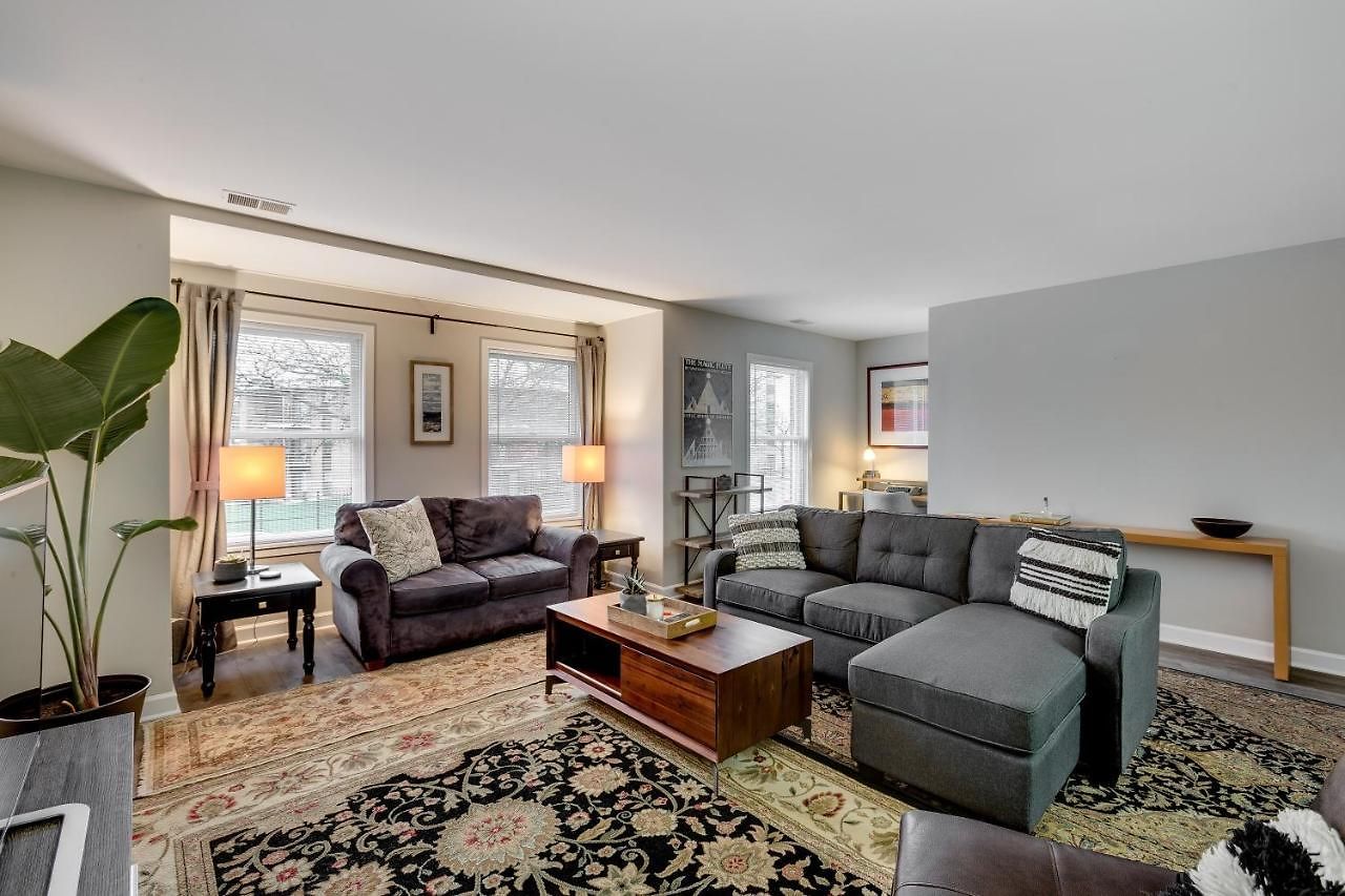 Walk To The United Center! No Easier Way To See Your Bulls And Blackhawks In Action! Apts Apartment Chicago
