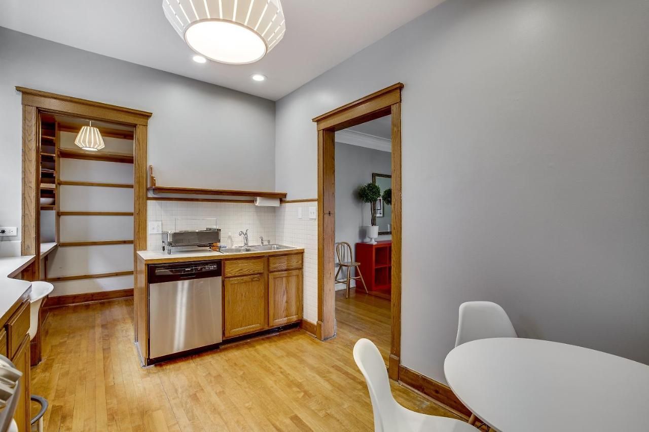Comfortable Vintage North Side Retreat For 8 Chicago