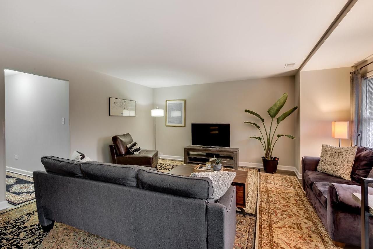 Walk To The United Center! No Easier Way To See Your Bulls And Blackhawks In Action! Apts Apartment Chicago
