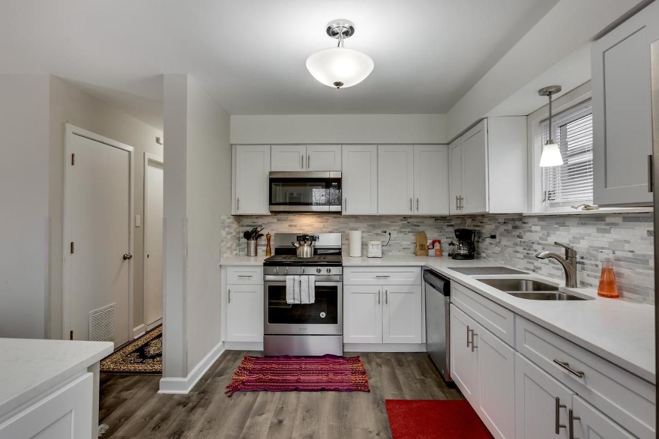Walk To The United Center! No Easier Way To See Your Bulls And Blackhawks In Action! Apts Apartment Chicago