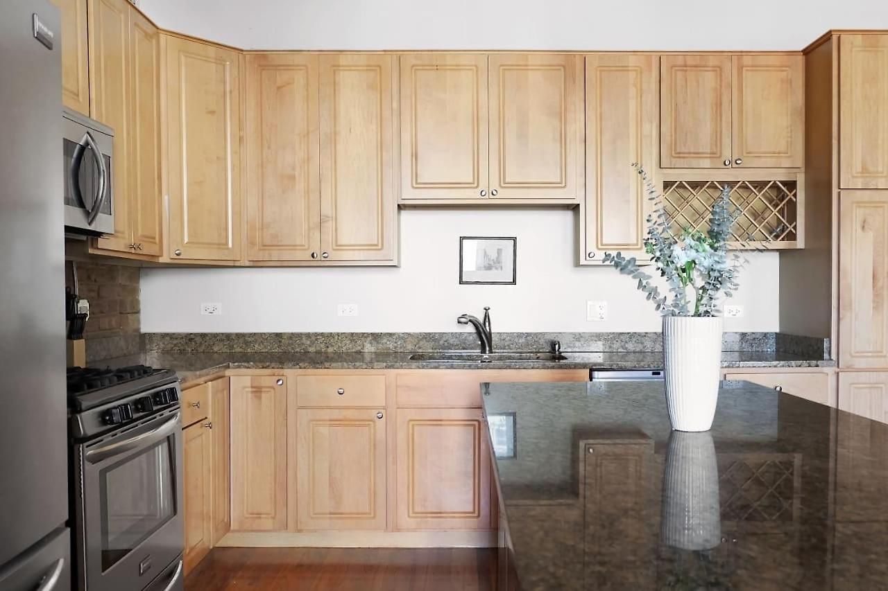 Breathtaking Getaway In Prime Lakeview Location! *