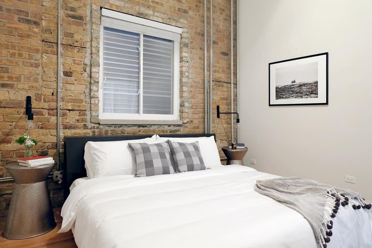 Breathtaking Getaway In Prime Lakeview Location! Apartment Chicago