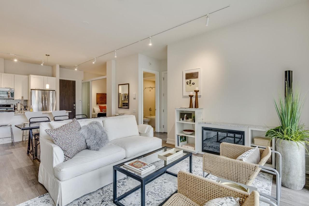 Sheridan Park Stunner! No Matter If Are In Town For Business Or Fun Has Covered Apts * Chicago