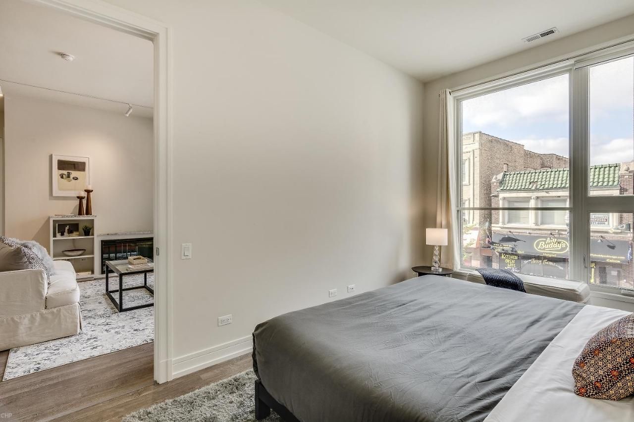 Sheridan Park Stunner! No Matter If Are In Town For Business Or Fun Has Covered Apts * Chicago