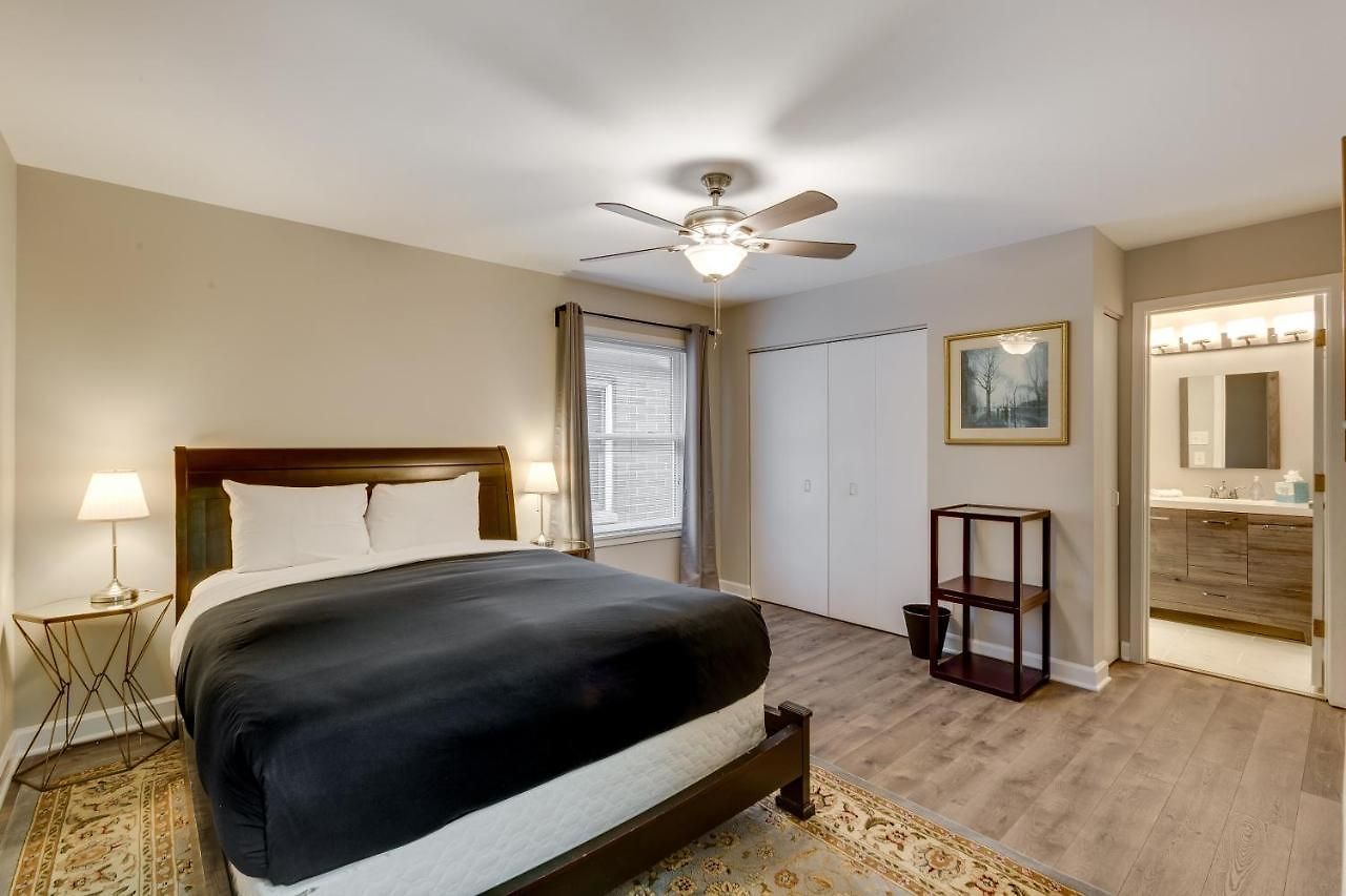 Walk To The United Center! No Easier Way To See Your Bulls And Blackhawks In Action! Apts *