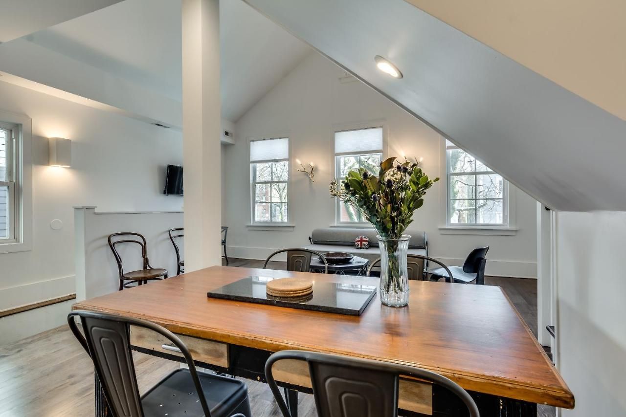 Old Town At It's Finest! Pet Friendly & Recently Renovated Top-floor Has Everything Need For A Perfect Windy Getaway