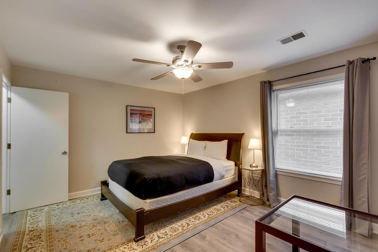 Apartment Walk To The United Center! No Easier Way To See Your Bulls And Blackhawks In Action! Apts