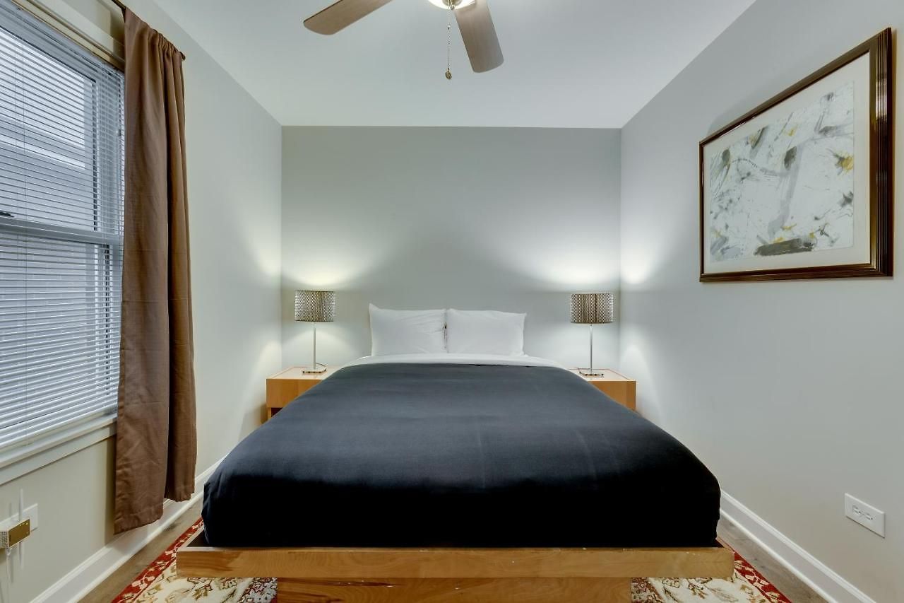 Walk To The United Center! No Easier Way To See Your Bulls And Blackhawks In Action! Apts *