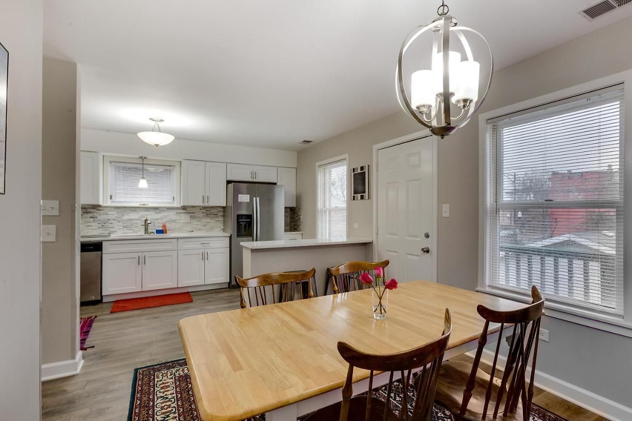 Walk To The United Center! No Easier Way To See Your Bulls And Blackhawks In Action! Apts *