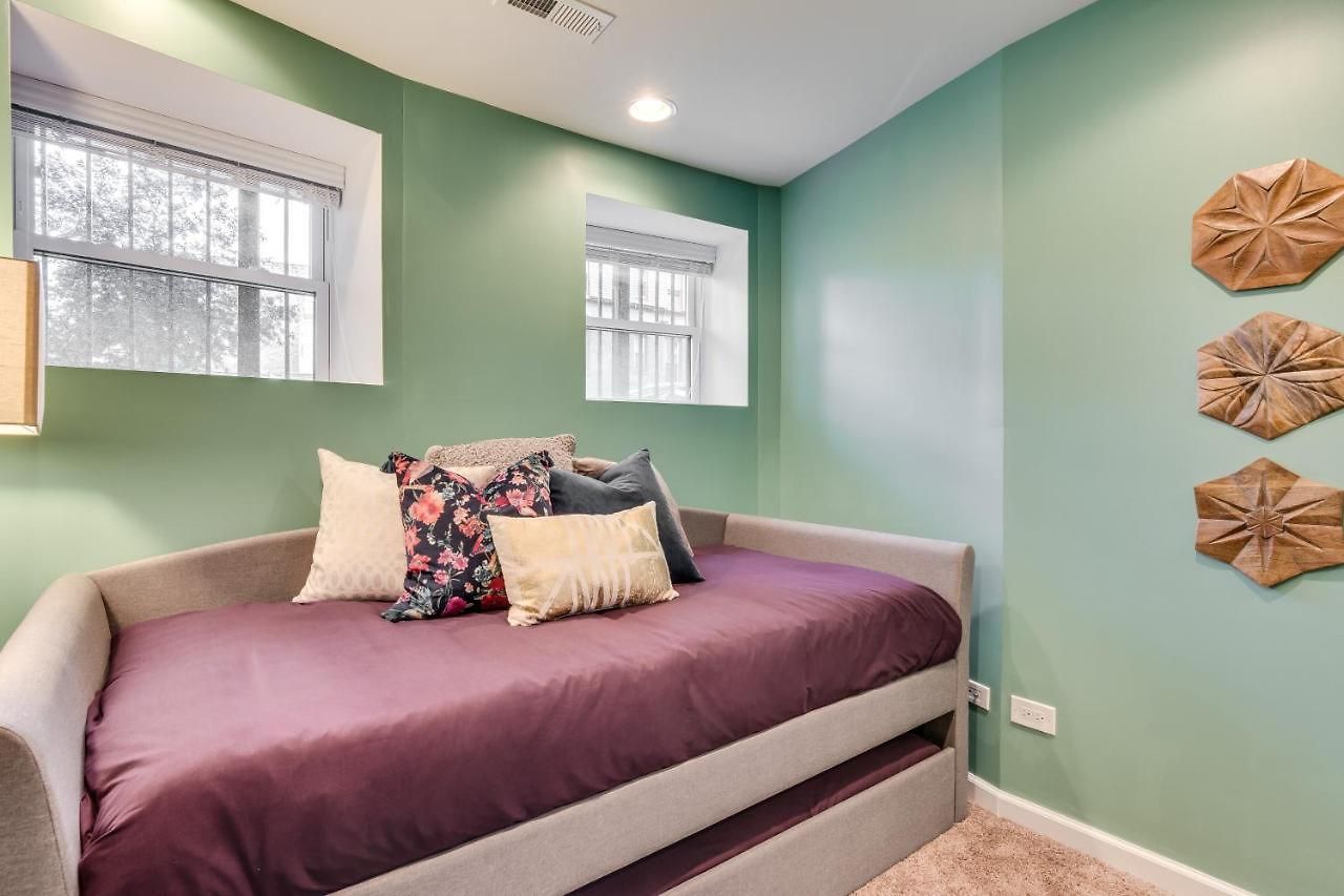 Vibrant & Stylish 4 Bed Condo Near Humboldt Park *
