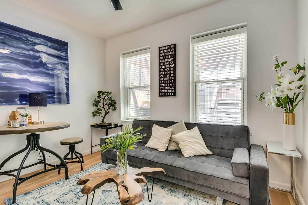 Cozy 2br West Town Apt, Ideal For Mid-term *
