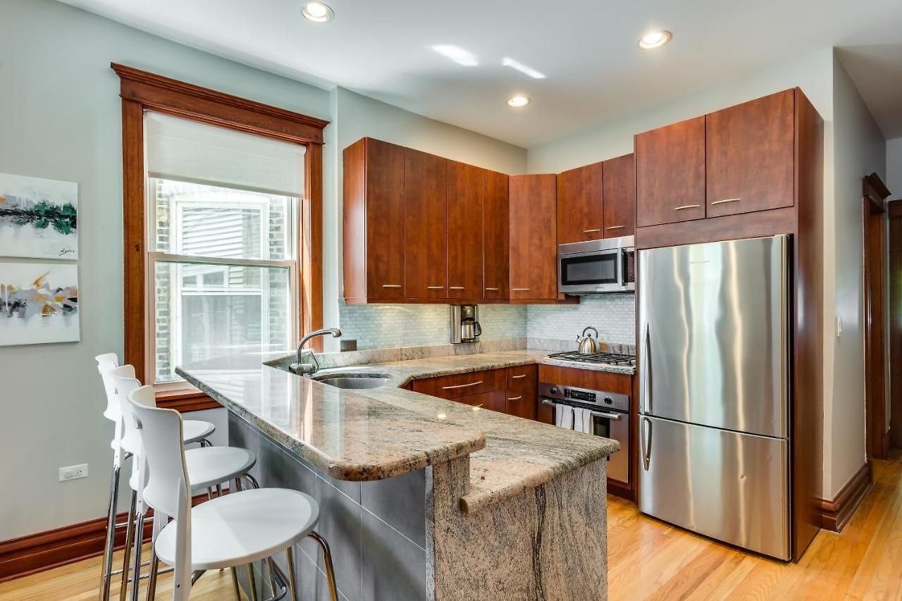 Apartment Garage Parking! Walk To Logan Square Station Great Local Restaurants And Bars Chicago