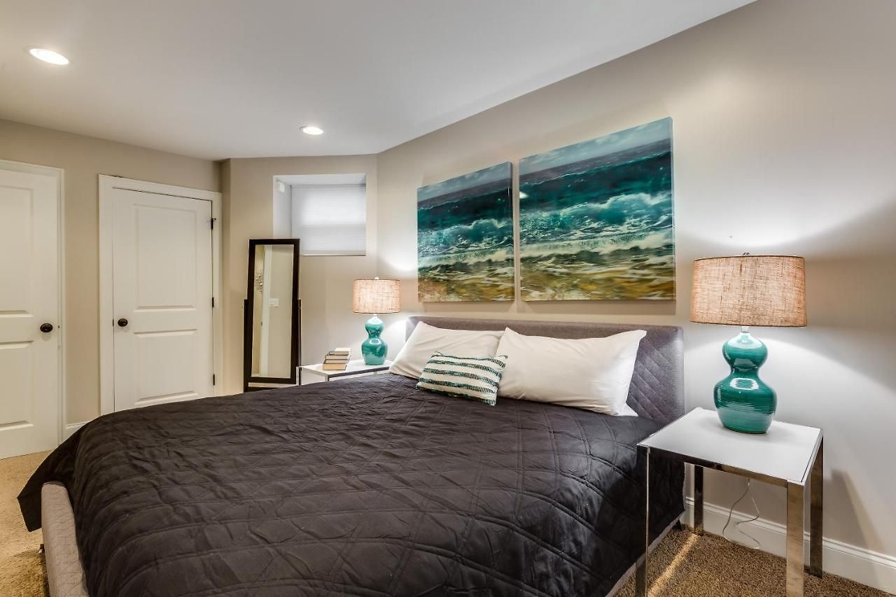 Apartment Garage Parking! Walk To Logan Square Station Great Local Restaurants And Bars Chicago