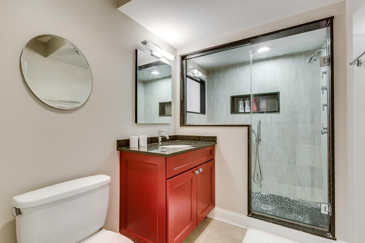 Apartment Garage Parking! Walk To Logan Square Station Great Local Restaurants And Bars *