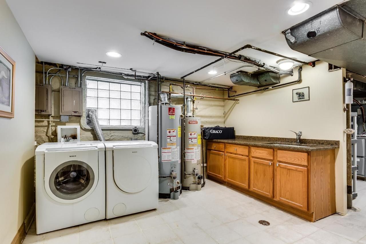 Garage Parking! Walk To Logan Square Station Great Local Restaurants And Bars * Chicago