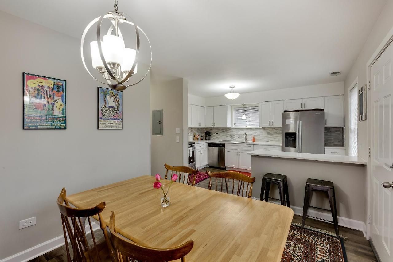 Apartment Walk To The United Center! No Easier Way To See Your Bulls And Blackhawks In Action! Apts