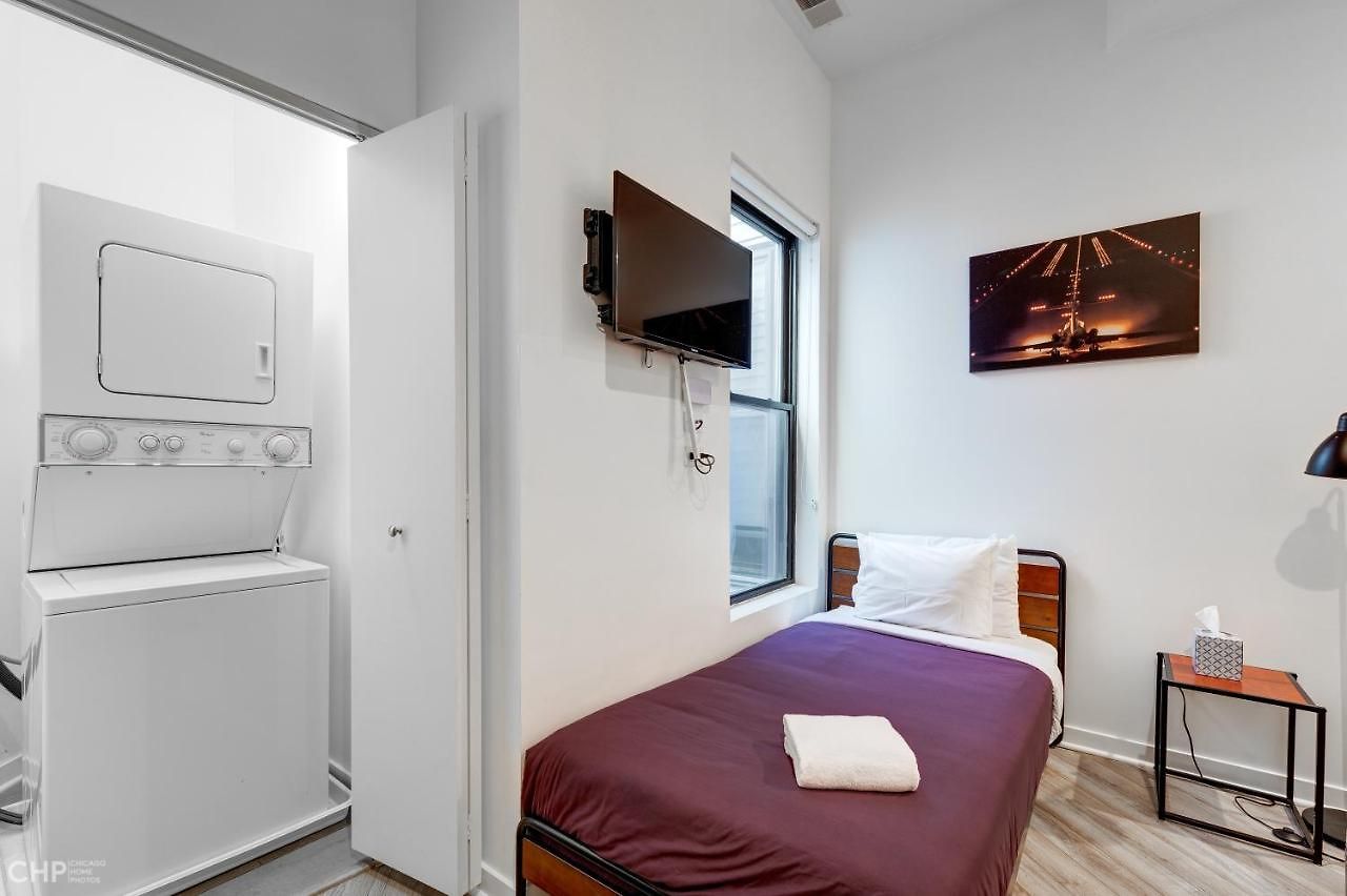 Hotel Full Kitchen And A Bath - You Seriously Need To See This Studio! - 747 Lofts Cabin 205 Apts Chicago