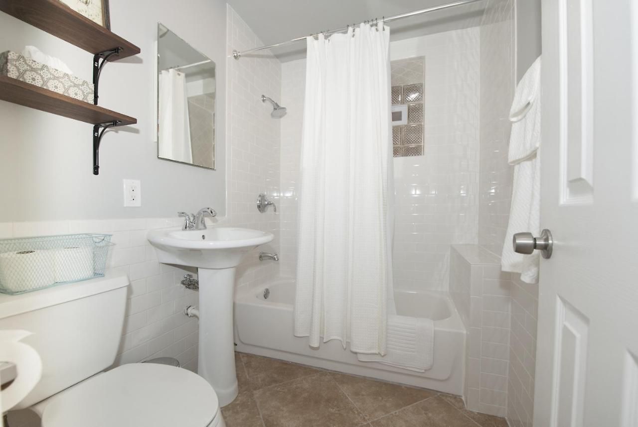 Bucktown Condo Just Two Blocks From The 'L' Apts *