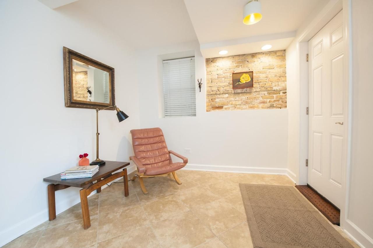 Bucktown Condo Just Two Blocks From The 'L' Apts *
