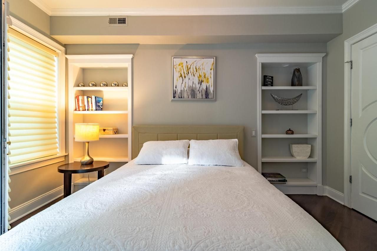 Villa Luxurious Gold Coast 4br 4-story With Parking Sleeps 12 Guests Chicago