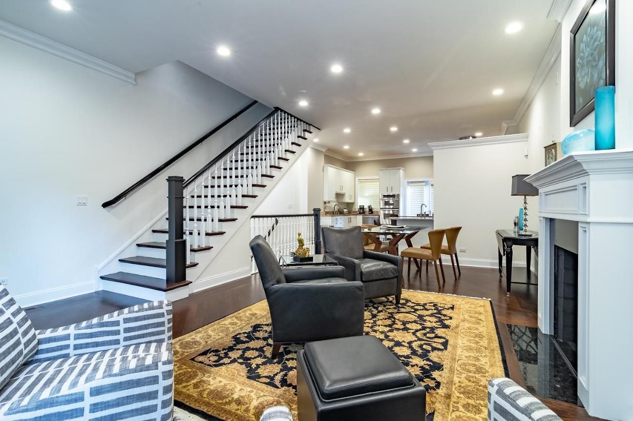 Luxurious Gold Coast 4br 4-story With Parking Sleeps 12 Guests Villa
