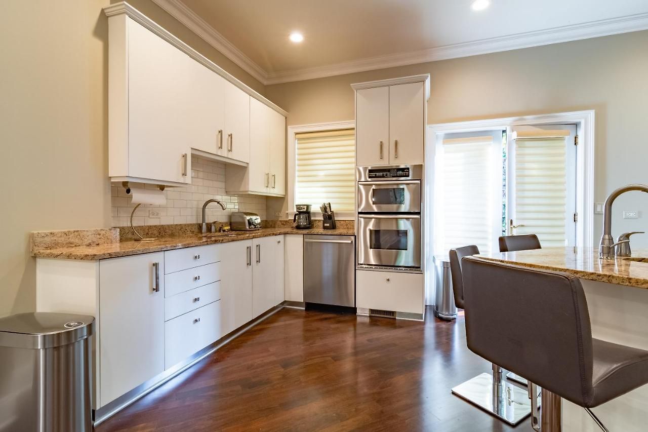 Villa Luxurious Gold Coast 4br 4-story With Parking Sleeps 12 Guests *