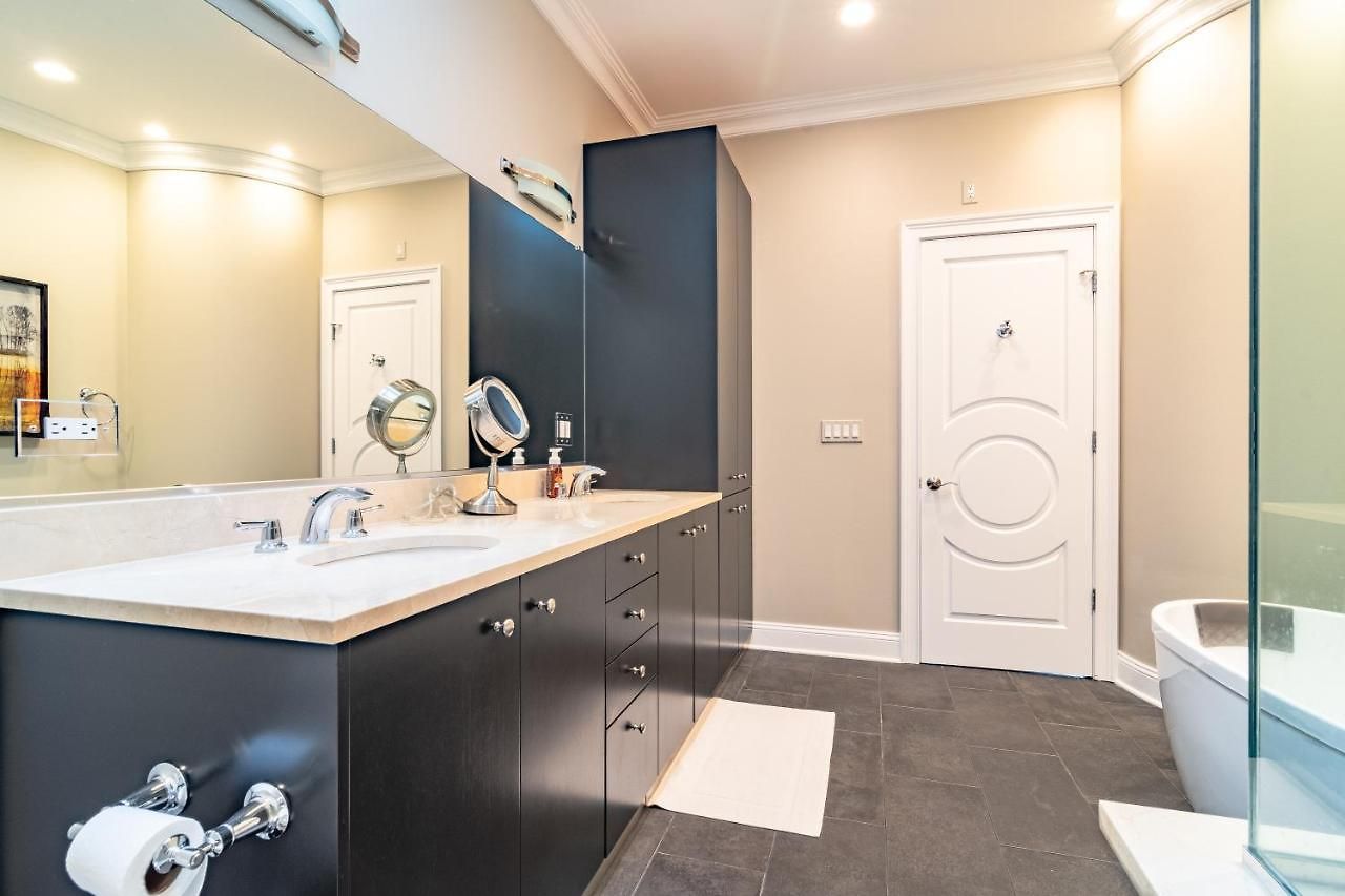 Villa Luxurious Gold Coast 4br 4-story With Parking Sleeps 12 Guests Chicago