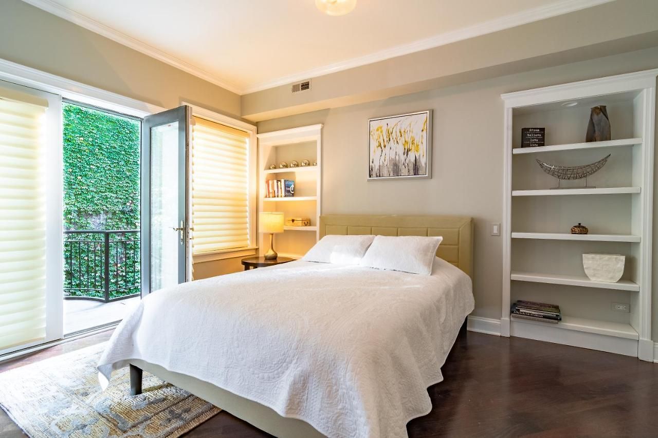 Luxurious Gold Coast 4br 4-story With Parking Sleeps 12 Guests Chicago