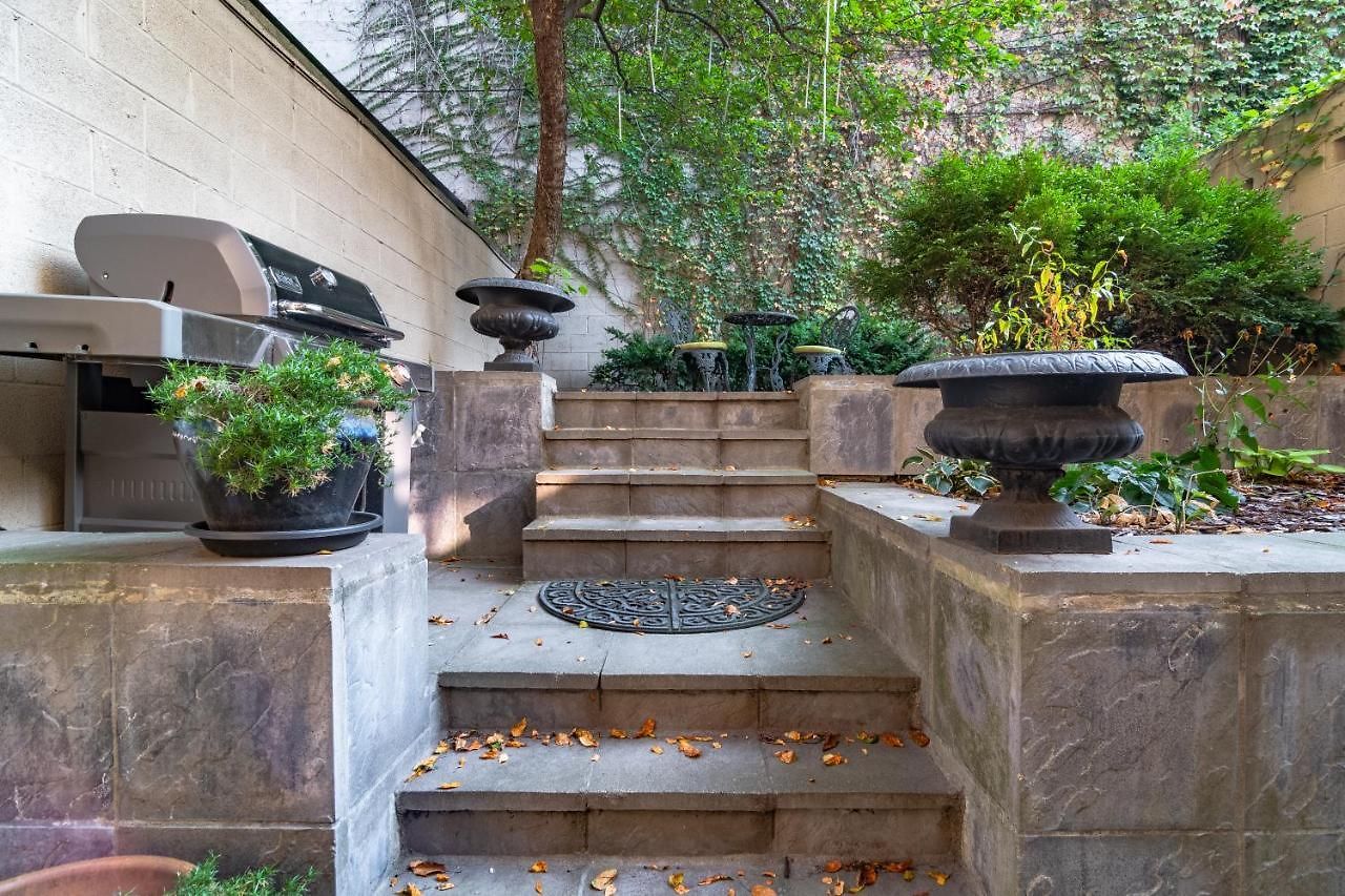 Villa Luxurious Gold Coast 4br 4-story With Parking Sleeps 12 Guests Chicago