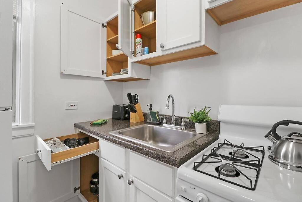 Charming 1br Unit Close To Vibrant Shops & Dining - Montrose 1b Apartment *