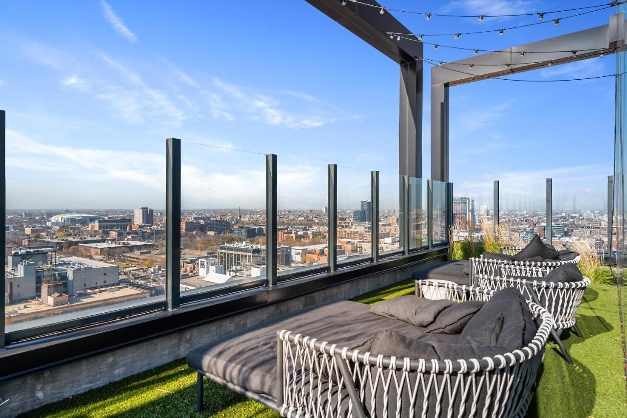 Avra Stylish Prime West Loop Location Near Union Park